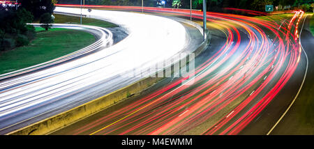 Vetture commutare il traffico su autostrada di notte Foto Stock