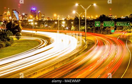 San Antonio Texas cityscape skyline e commutare il traffico di notte Foto Stock