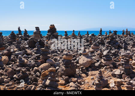 Pila di pietre sulla spiaggia Foto Stock