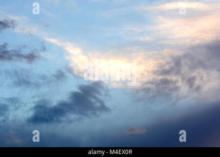 Sfondo di nuvole scure prima di un temporale Foto Stock