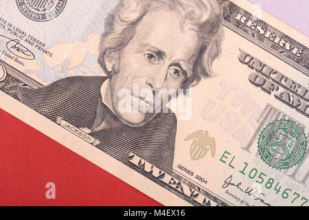 Venti dollari davanti alla bandiera americana Foto Stock