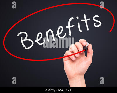 Man mano che scrive i benefici con marcatore sul trasparente scheda di pulizia Foto Stock