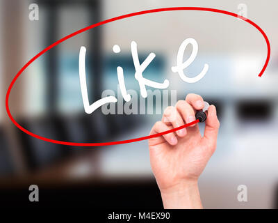 L'uomo la scrittura a mano come con il pennarello nero su schermo visivo Foto Stock