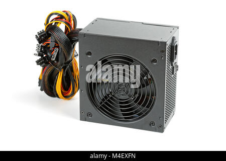 La tensione di alimentazione per il calcolatore isolato su sfondo bianco Foto Stock