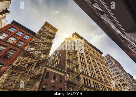 Edifici di appartamenti e delle uscite di sicurezza Foto Stock