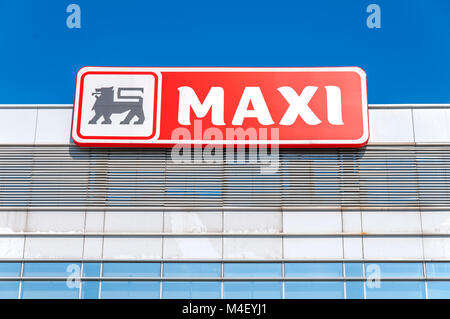 A Belgrado, in Serbia - 15 ottobre 2017: Maxi logo supermercato appartenenti al gruppo belga Delhaize, Maxi supermercati è il leader nel mercato di massa ret Foto Stock