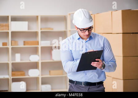 Giovane lavoratore nell'ufficio postale che si occupano di pacchi Foto Stock