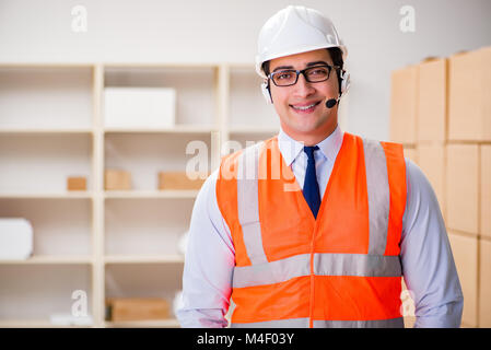 Uomo che lavora in pacchi postali Recapito ufficio di servizio Foto Stock