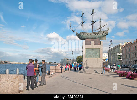 SAINT-Petersburg, Russia - 27 agosto 2015: turisti cinesi in prossimità della nave russa della linea Poltava (1712) scultura sulle rive del fiume Neva Foto Stock