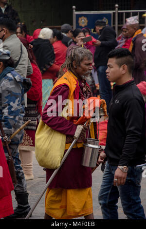 Noemie Repetto / Le Pictorium - 12-13 febbraio, 2018 - Shiva Ratri presso il Tempio di Pashupatinath. Si tratta di una questione molto importante celebrazione nell'Induismo. - 13/02/2018 - Nepal / Kathmandu - Shiva Ratri (o Maha Shiavatri tradotto come "la grande notte di Shiva') è normalmente tenuta nel febbraio 13th. Tuttavia, sadhus (mendicanti) di iniziare a raccogliere il giorno prima, il 12 di febbraio. Queste persone si recano al tempio di Pashupatinath per festeggiare il compleanno del Signore Shiva. Shiva è rappresentato in forma di yogi o mendicante e molte altre forme e quindi la presenza di tanti mendicanti da Kathmandu in th Foto Stock