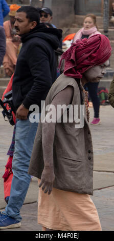 Noemie Repetto / Le Pictorium - 12-13 febbraio, 2018 - Shiva Ratri presso il Tempio di Pashupatinath. Si tratta di una questione molto importante celebrazione nell'Induismo. - 13/02/2018 - Nepal / Kathmandu - Shiva Ratri (o Maha Shiavatri tradotto come "la grande notte di Shiva') è normalmente tenuta nel febbraio 13th. Tuttavia, sadhus (mendicanti) di iniziare a raccogliere il giorno prima, il 12 di febbraio. Queste persone si recano al tempio di Pashupatinath per festeggiare il compleanno del Signore Shiva. Shiva è rappresentato in forma di yogi o mendicante e molte altre forme e quindi la presenza di tanti mendicanti da Kathmandu in th Foto Stock