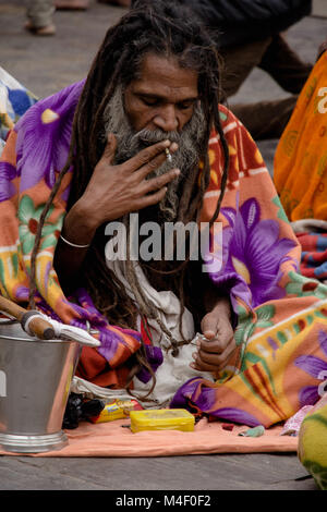 Noemie Repetto / Le Pictorium - 12-13 febbraio, 2018 - Shiva Ratri presso il Tempio di Pashupatinath. Si tratta di una questione molto importante celebrazione nell'Induismo. - 13/02/2018 - Nepal / Kathmandu - Shiva Ratri (o Maha Shiavatri tradotto come "la grande notte di Shiva') è normalmente tenuta nel febbraio 13th. Tuttavia, sadhus (mendicanti) di iniziare a raccogliere il giorno prima, il 12 di febbraio. Queste persone si recano al tempio di Pashupatinath per festeggiare il compleanno del Signore Shiva. Shiva è rappresentato in forma di yogi o mendicante e molte altre forme e quindi la presenza di tanti mendicanti da Kathmandu in th Foto Stock