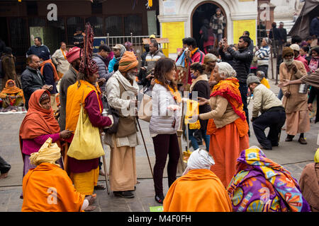 Noemie Repetto / Le Pictorium - 12-13 febbraio, 2018 - Shiva Ratri presso il Tempio di Pashupatinath. Si tratta di una questione molto importante celebrazione nell'Induismo. - 13/02/2018 - Nepal / Kathmandu - Shiva Ratri (o Maha Shiavatri tradotto come "la grande notte di Shiva') è normalmente tenuta nel febbraio 13th. Tuttavia, sadhus (mendicanti) di iniziare a raccogliere il giorno prima, il 12 di febbraio. Queste persone si recano al tempio di Pashupatinath per festeggiare il compleanno del Signore Shiva. Shiva è rappresentato in forma di yogi o mendicante e molte altre forme e quindi la presenza di tanti mendicanti da Kathmandu in th Foto Stock