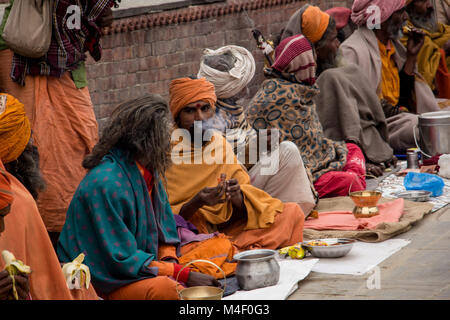 Noemie Repetto / Le Pictorium - 12-13 febbraio, 2018 - Shiva Ratri presso il Tempio di Pashupatinath. Si tratta di una questione molto importante celebrazione nell'Induismo. - 13/02/2018 - Nepal / Kathmandu - Shiva Ratri (o Maha Shiavatri tradotto come "la grande notte di Shiva') è normalmente tenuta nel febbraio 13th. Tuttavia, sadhus (mendicanti) di iniziare a raccogliere il giorno prima, il 12 di febbraio. Queste persone si recano al tempio di Pashupatinath per festeggiare il compleanno del Signore Shiva. Shiva è rappresentato in forma di yogi o mendicante e molte altre forme e quindi la presenza di tanti mendicanti da Kathmandu in th Foto Stock