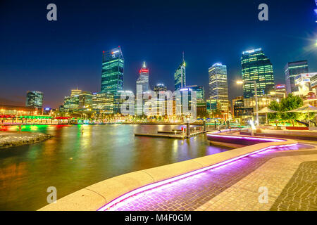 Perth, Australia - Jan 5, 2018: passerella con illuminazione notturna a Elizabeth Quay marina e gli edifici del quartiere centrale degli affari riflettendo sul Fiume Swan, centro di Perth, Western Australia. Scena notturna Foto Stock