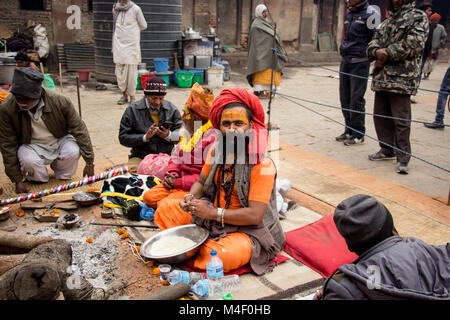 Noemie Repetto / Le Pictorium - 12-13 febbraio, 2018 - Shiva Ratri presso il Tempio di Pashupatinath. Si tratta di una questione molto importante celebrazione nell'Induismo. - 13/02/2018 - Nepal / Kathmandu - Shiva Ratri (o Maha Shiavatri tradotto come "la grande notte di Shiva') è normalmente tenuta nel febbraio 13th. Tuttavia, sadhus (mendicanti) di iniziare a raccogliere il giorno prima, il 12 di febbraio. Queste persone si recano al tempio di Pashupatinath per festeggiare il compleanno del Signore Shiva. Shiva è rappresentato in forma di yogi o mendicante e molte altre forme e quindi la presenza di tanti mendicanti da Kathmandu in th Foto Stock