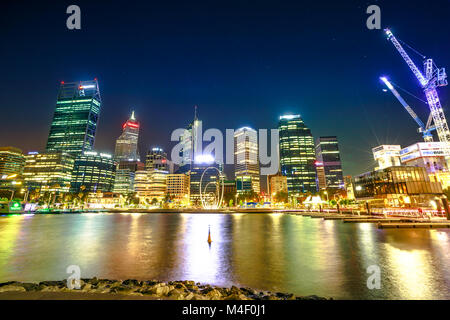 Perth, Australia - Jan 5, 2018: Esplanade con moderni grattacieli e gru edili riflettendo sul Fiume Swan da Elizabeth Quay marina, Western Australia.Urban scena notturna. Famoso punto di riferimento Foto Stock