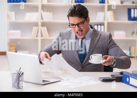 Imprenditore fuoriuscita del caffè su documenti importanti Foto Stock