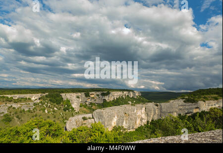 Bellissima vista dal di sopra alla Grotta Eski-Kermen città in Crimea Foto Stock