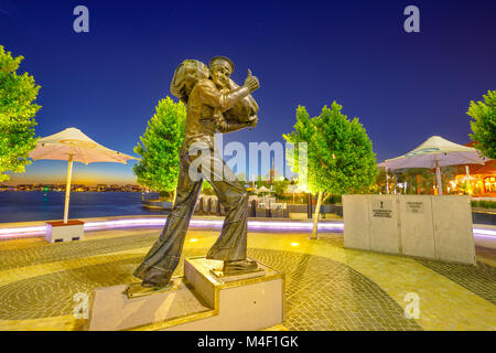 Perth, Australia - Jan 6, 2018: il generale Sir Talbot Hobbs Memorial Sculpture in Elizabeth Quay Marina lungomare, Western Australia più illustri guerra mondiale un soldato. Scena notturna. Foto Stock