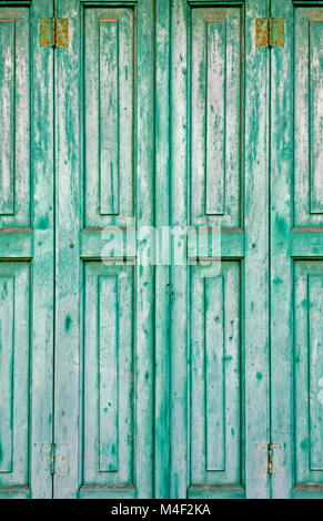 Close-up sul vecchio legno verde chiuso persiane alle finestre Foto Stock
