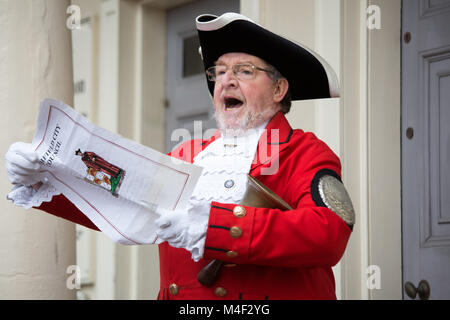Lichfield Town Crier Ken Knowles chiamando durante l'annuale gara di pancake nel centro di Lichfield Foto Stock