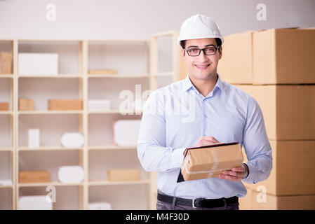 Giovane lavoratore nell'ufficio postale che si occupano di pacchi Foto Stock