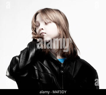 Ritratto di un ragazzo con lunghi capelli biondi Foto Stock