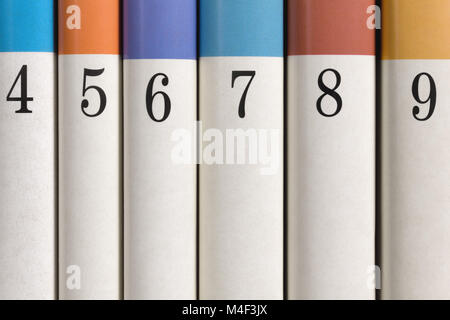 Sei colori numerati i libri in una riga Foto Stock