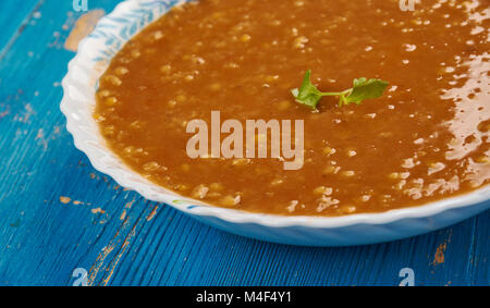 Giallo dorato dal di lenticchie con curry, Asiatica cucina di stile. Foto Stock