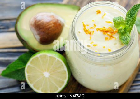 I frullati realizzato da banana, avocado, arancione e yogurt. Foto Stock