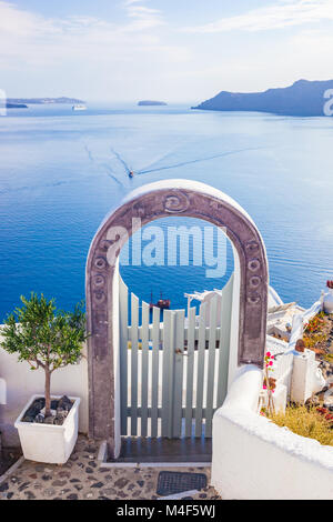 Recinzione tradizionale gate in Oia sull isola di Santorini, Grecia. Foto Stock