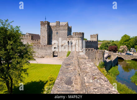 Il mantenere, mura del castello e il fossato anteriore, costruita a partire dal 1142 da Conor O'Brien, principe di Thomond, Cahir, nella contea di Tipperary, Irlanda Foto Stock