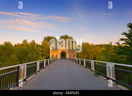 Il Dromana Gate Lodge è stato progettato dall'architetto Martin giorno in un stile Hindu-Gothick. Nei pressi di Cappoquin, nella contea di Waterford, Irlanda Foto Stock