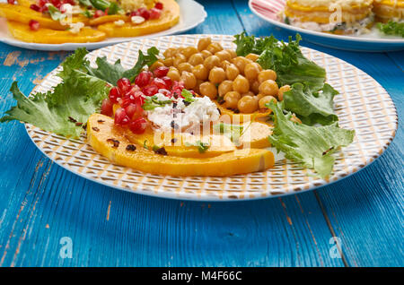 Arrosto di delicata Squash con insalata di ceci Foto Stock