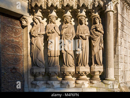 La porta occidentale con le cinque stolte Virginssculpturs, Saint Fin Barre la cattedrale e la città di Cork, Irlanda. Foto Stock