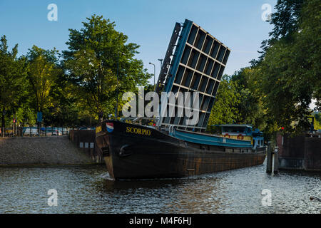 Il Latjesbrug viene sollevata per consentire l'Scorpione barge in Nieuwe Herengracht, Amsterdam Foto Stock