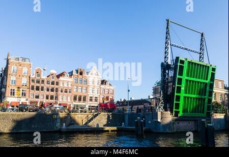 Il ponte levatoio Scharrebiersluis apertura per consentire la chiatta Scorpio nella Schippersgracht, in Amsterdam Foto Stock