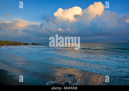 Tramonto sulla spiaggia di Bunmahon, il rame Costa, nella contea di Waterford, Irlanda Foto Stock
