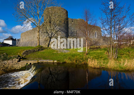 Castello di Athenry aka King John's castello, costruito 1235-40, sulla riva occidentale del fiume Clarin, Athenry, nella contea di Galway, Irlanda Foto Stock