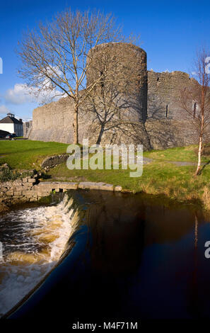 Castello di Athenry aka King John's castello, costruito 1235-40, sulla riva occidentale del fiume Clarin, Athenry, nella contea di Galway, Irlanda Foto Stock