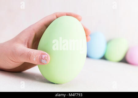 Mano che regge un uovo di Pasqua. Foto Stock