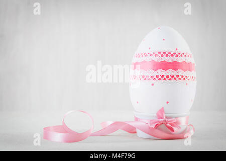 Singolo uovo di pasqua su un tavolo di legno. Decoupage tecnica Foto Stock