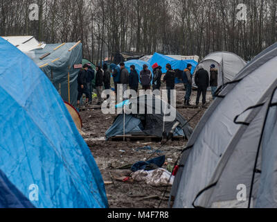 Grande-Synthe, nel nord della Francia. Il 31 gennaio 2016. Una vista generale della Grande-Synthe Refugee Camp vicino al porto di Dunkerque in Francia settentrionale. Nel campo condizioni sono grim in parte a causa di fango spesso e la mancanza di servizi di base. Le famiglie vivono in pioggia inzuppato tende e stringersi intorno a piccoli incendi per il calore base. Foto Stock