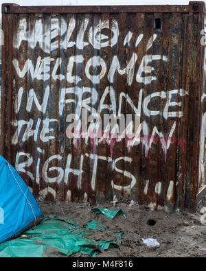 Grande-Synthe, nel nord della Francia. Il 31 gennaio 2016. Una vista generale della Grande-Synthe Refugee Camp vicino al porto di Dunkerque in Francia settentrionale. Nel campo condizioni sono grim in parte a causa di fango spesso e la mancanza di servizi di base. Le famiglie vivono in pioggia inzuppato tende e stringersi intorno a piccoli incendi per il calore base. Foto Stock