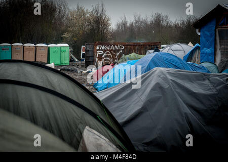 Grande-Synthe, nel nord della Francia. Il 31 gennaio 2016. Una vista generale della Grande-Synthe Refugee Camp vicino al porto di Dunkerque in Francia settentrionale. Nel campo condizioni sono grim in parte a causa di fango spesso e la mancanza di servizi di base. Le famiglie vivono in pioggia inzuppato tende e stringersi intorno a piccoli incendi per il calore base. Foto Stock