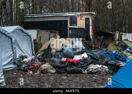 Grande-Synthe, nel nord della Francia. Il 31 gennaio 2016. Una vista generale della Grande-Synthe Refugee Camp vicino al porto di Dunkerque in Francia settentrionale. Nel campo condizioni sono grim in parte a causa di fango spesso e la mancanza di servizi di base. Le famiglie vivono in pioggia inzuppato tende e stringersi intorno a piccoli incendi per il calore base. Foto Stock