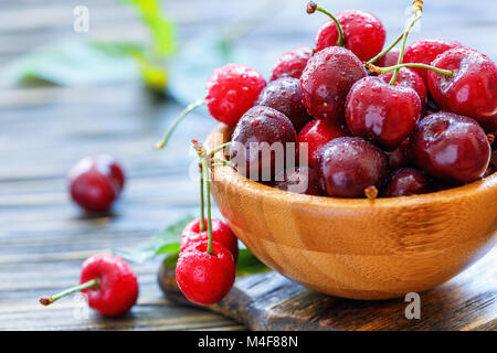 Rosso di ciliege dolci in acqua cade closeup. Foto Stock