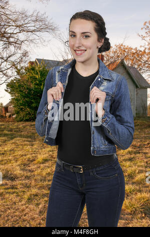 Donna che indossa jeans e camicia denim Foto Stock