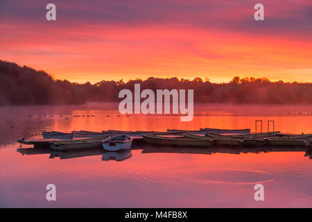 L'alba di un nuovo giorno al di sopra del serbatoio. Foto Stock